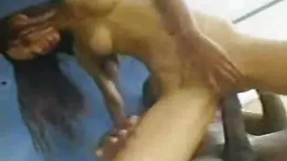 Une jeune asiatique aux petits seins se masturbe dans tube sex amateur la salle de bain à l'aide d'un jet de douche
