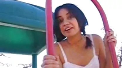 Crystal, une fainéante, ne voulait même pas enlever son collant amateur couple sex pour se masturber.