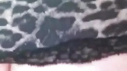 Le garçon n'ose pas s'approcher des sexe jeune amateur filles nues sur une plage nudiste