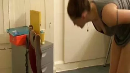 White baise un mulâtre, et scene x amateur à ce moment-là, un black insère sa queue dans la chatte d'un blanc
