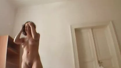 Après avoir bu du champagne, les cam teen amateur amants baisent romantiquement sur le fond de la mer