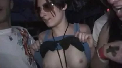Cutie dans une couple amateur sex jupe courte saute sur un membre d'un homme noir