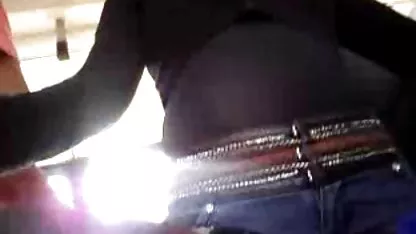 Une fille sexy en bas résille se masturbe à l'extérieur à l'aide film amateur adulte d'un phallus