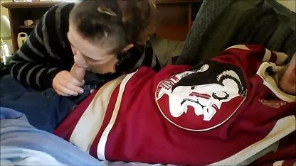 Une belle poupée polonaise à la chatte rasée se promène nue dans la ville video sexamateur
