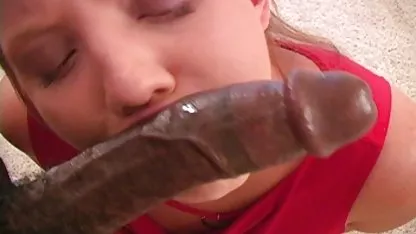 Une femme sexy se couple amateur en trio masturbe sur le lit et jouit enchantée