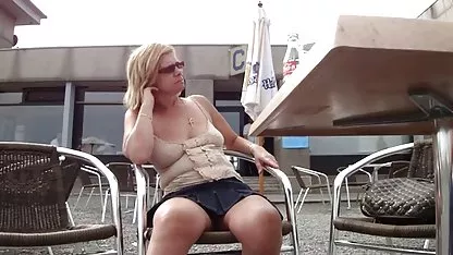 Deux nanas avec un mec avaient un trio amateur sex arab