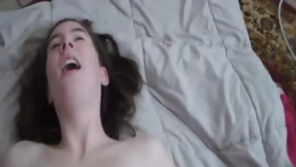 Le pervers permet à un mec de se baiser et amateur mom xxx se moque de la seconde