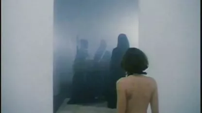 Une fine strip-tease de femme chinoise devant la caméra, montrant fellation video amateur sa chatte serrée