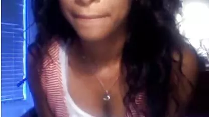 Plantureuse brune montre à la caméra un amateur sex hard grand vagin