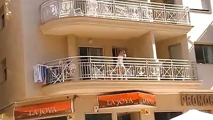 Entraîneur lubrique a mature amateur cam tiré un gymnaste dans le vestiaire