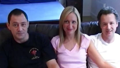 Chloé sex granny amateur a attaché un strapon à sa ceinture et a baisé une fille