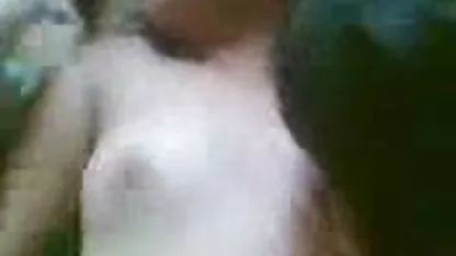 Ayant oublié le femme poilue amateur pique-nique, le couple décide de faire l'amour dans la forêt.