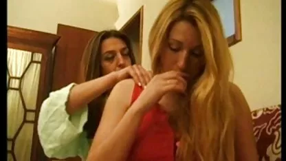 Une brune en chaleur masturbe le couple sex amateur pénis pour lier un mec