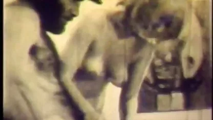 Mec doigté une grosse femme sexe amateur vintage dans un masque à gaz avec un tatouage sur la chatte