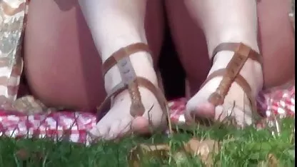 Maman apprend jeune amateur sexe à une mignonne à lécher une chatte pour la première fois