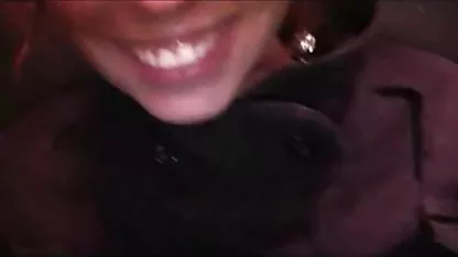 Une vieille femme aux cheveux gris baise un jeune homme video cam amateur