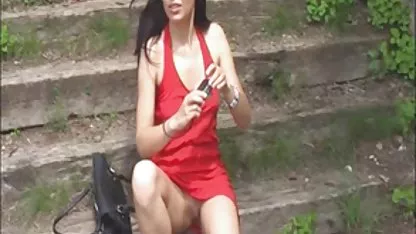 Skinny video sexe mateur masturbe sa chatte vierge avec enthousiasme