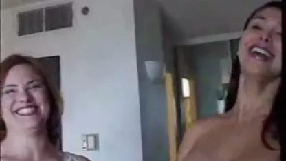 Les vierges donnent dans tous les trous d'un gangbang anal amateur arab