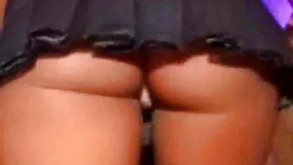 Masseuse appétissante avec une gay sauna amateur alimentation fraîche qui doigte un client