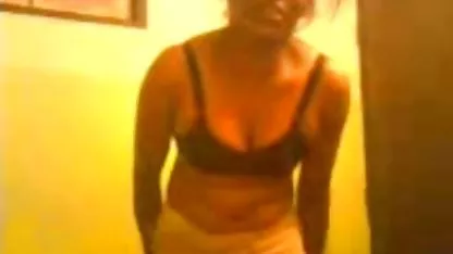 Les gars ont suggéré une grand-mère âgée sex mom amateur en bas rouges sucer leur appareil photo