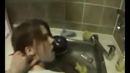 Le débiteur se fait teen amateur sexe baiser pour de l'argent par des mecs russes