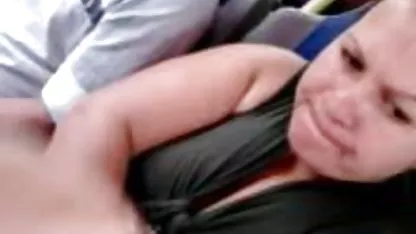 Père lubrique séduit par les seins de sa fille couple mature nu