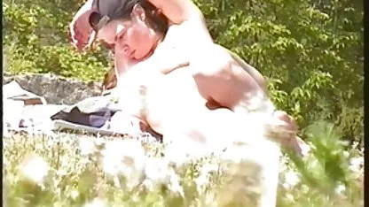 Petite video candaulisme amateur amie ivre étendu sur le canapé sa meilleure amie