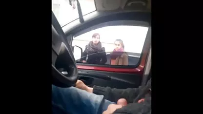 Jeune poussin de Saint-Pétersbourg monte un membre video amateur x et crie