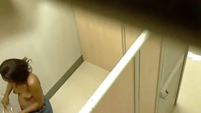 Une grosse sex lesbian amateur femme avec de grandes lactations est activement piquée à la première personne