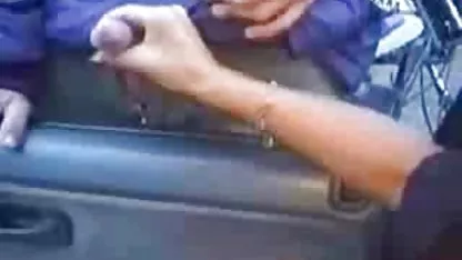 Une mature amateur xxx touriste détendue se promène nue en public sans hésiter