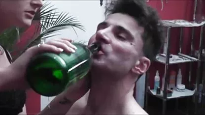 Une pute mature se fait baiser par un jeune amateur trio porn homme