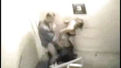 L'homme aime le trio sexe amateur en streaming hardcore dominé par les génisses