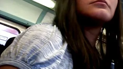 La jeune fille a montré une grande snapchat amateur porn poitrine nue et chatte rasée en public