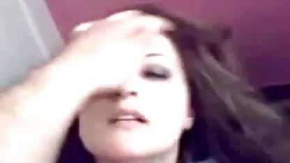 Une fille irrésistible dans l'huile s'installe à l'orgasme avec des jouets videoamareur sexuels