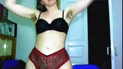 Une femme âgée lèche un long strapon amateur sex porn attaché à un homme