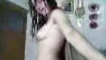Libertines a attaché un homme et a soulevé sa petite video trans amateur amie devant lui