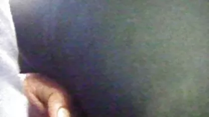 Maîtresse se moque de l'esclave obéissant au video amateur exhib col