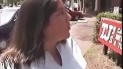 Bébé manie habilement les jambes caressant la anal arab amateur bite d'un mec