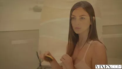 Une femme nue dans un café s'achète video de sexe amateur gratuite un shawarma