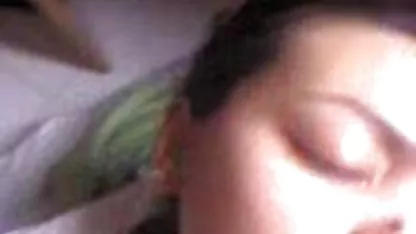 Une fille en beaux collants arab amateurs fait une pipe de 1 personne