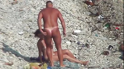 Ils ont attaqué la fille et lui ont porn amateir bandé les yeux
