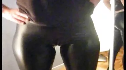 Une jeune thaïlandaise enthousiaste lèche thai sex amateur une grosse bite