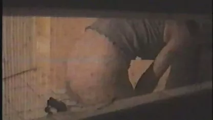 Une fille nue voyeur brune bronzée fait une pipe chaude