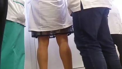 Punissant la cuisinière, la maîtresse tukif video amateur lui gifle le cul nu avec une spatule de cuisine