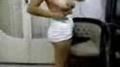 Salope mature suce une bite en caoutchouc à une machine de videos amatrices sexe