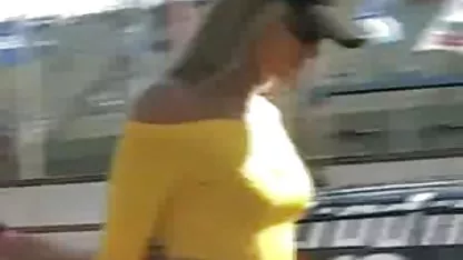 Une brunette sexy joue avec sa chatte sous la douche video sexe mateur