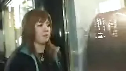 La petite fille se réveilla en regardant son oncle travailler et tube8 amateur le laissa se baiser