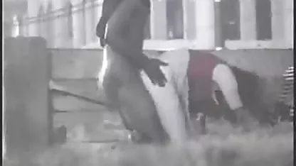 Des chaussons nus s'accrochent à un homme sexe amateur black riche
