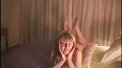 Une bonne femme suce la bite de son mari et le freeamateur baise sur la table