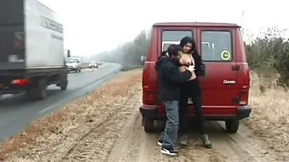 Chienne en bas noirs avec une chatte rasée pisse dans un masturbation video amateur énorme vase